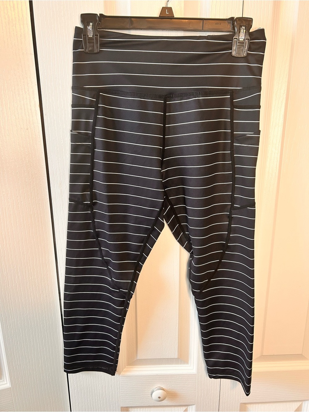 Zyia Active Capri Leggings Women’s Medium Black White Stripe Athletic Pockets
